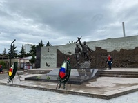 Церемония возложения венков и цветов к мемориалу «Защитникам Отечества»
