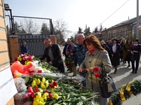 Коллектив Министерства юстиции РЮО возложили цветы к посольству РФ в РЮО.