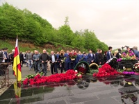 Коллектив Министерства юстиции возложили цветы к мемориалу жертв Зарской трагедии.