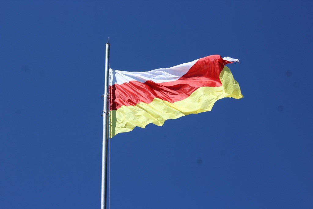 Южная осетия законы. Флаг Южной Осетии. Флаг Северной Осетии. Флаг Республики Алания. Республика Южная Осетия флаг.